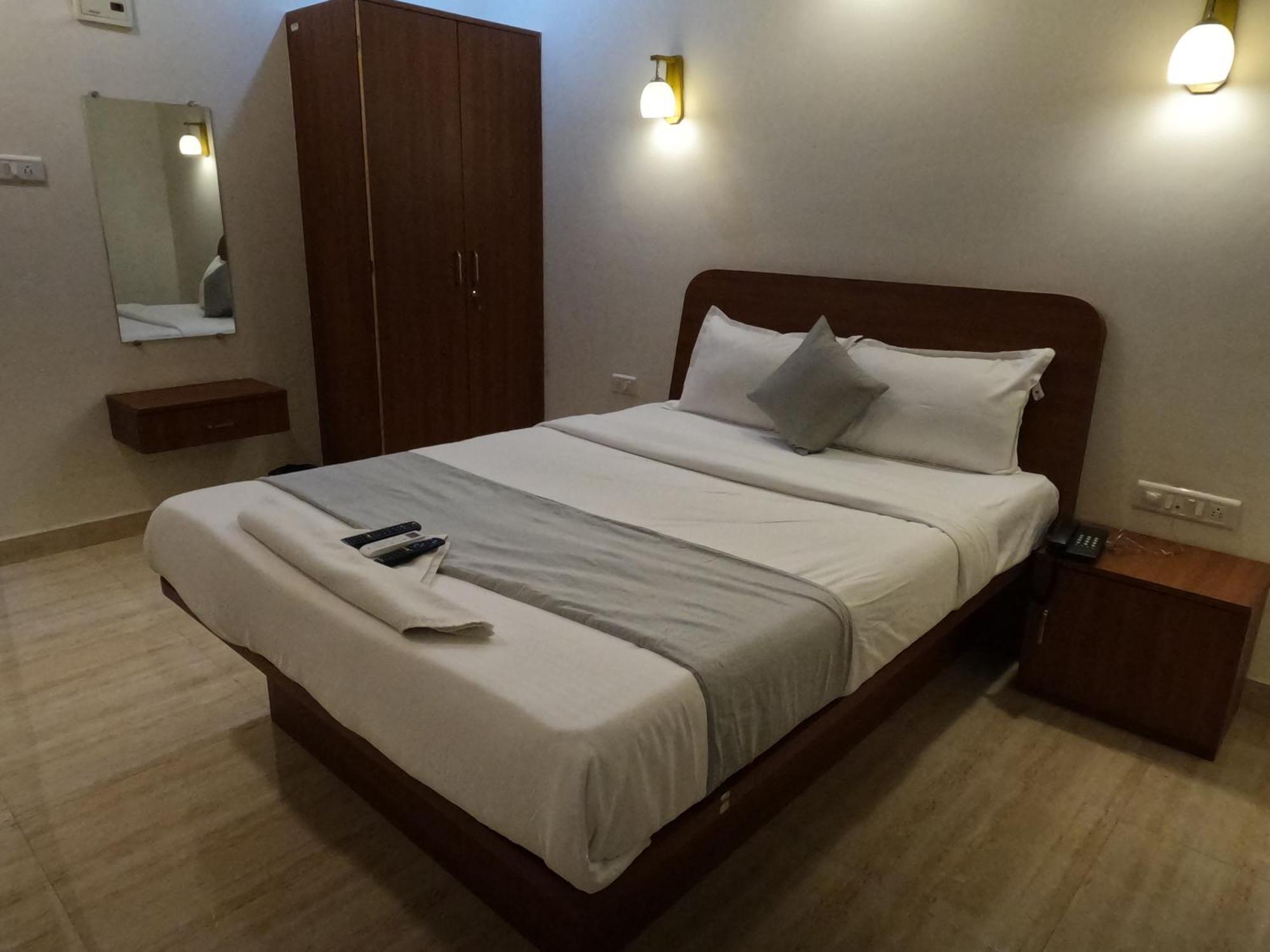 Hotel Sandesh Palace Lonavala Eksteriør billede
