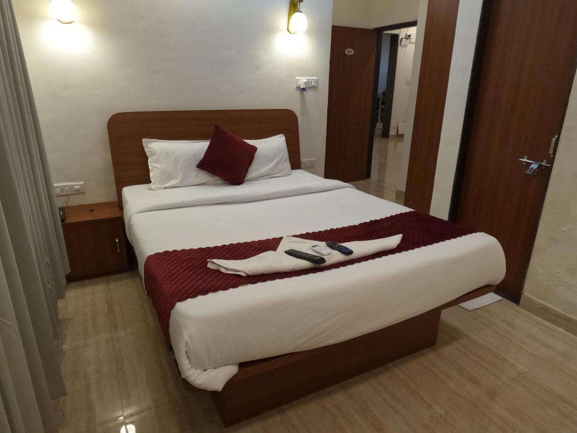Hotel Sandesh Palace Lonavala Eksteriør billede